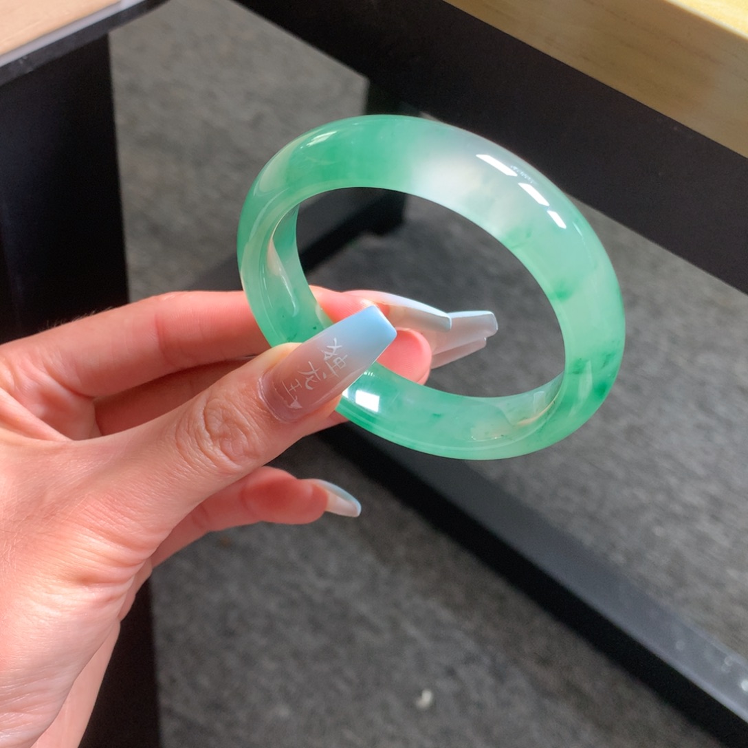 石英质玉手镯未镶嵌那****、