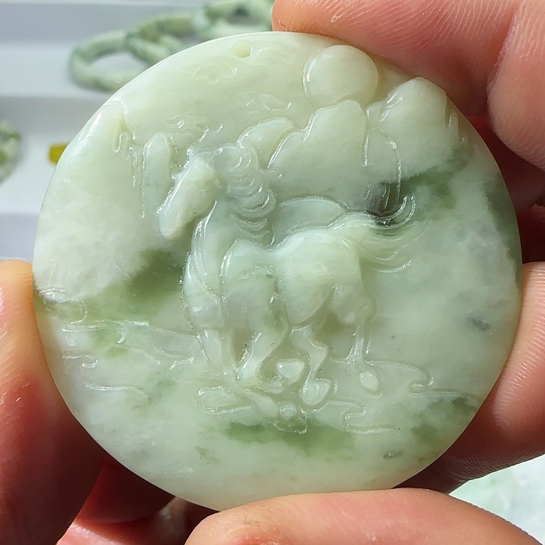 透闪石-蛇纹石玉未镶嵌颈饰