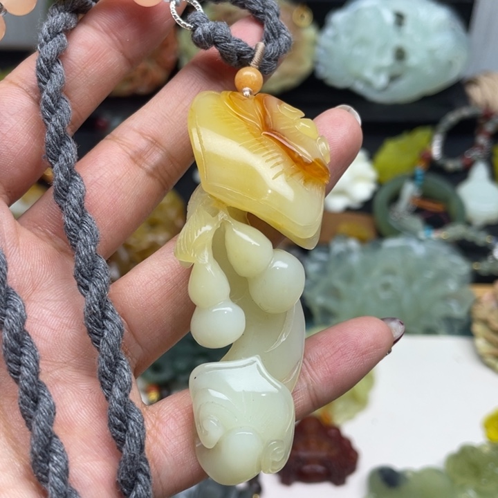 蛇纹石玉未镶嵌颈饰