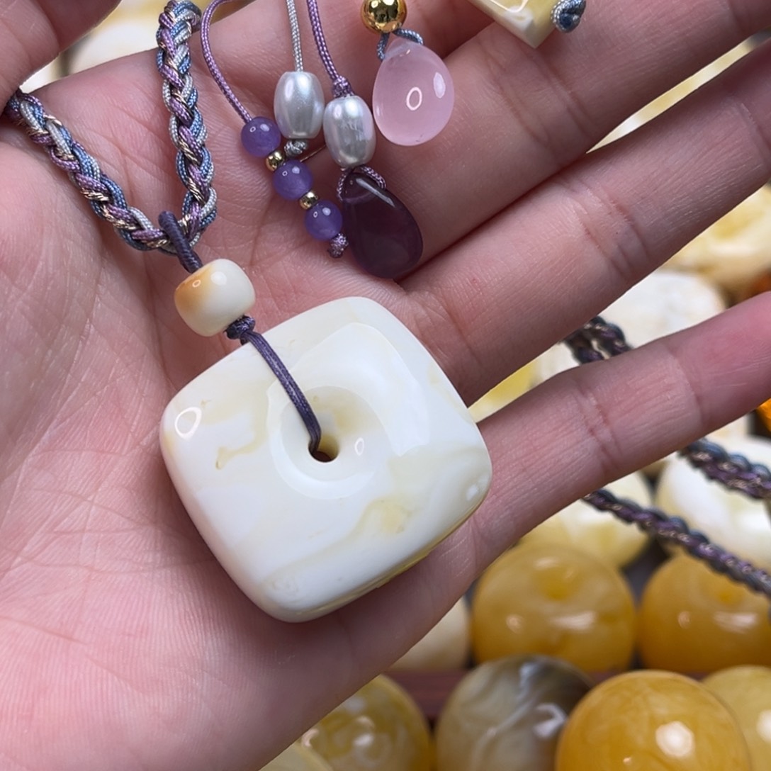 琥珀裸石未镶嵌藏扣