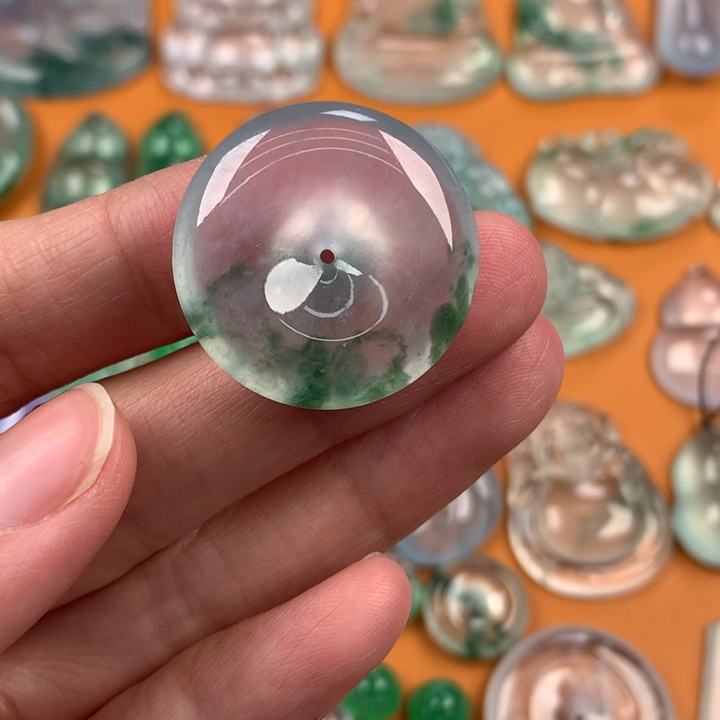 翡翠挂件未镶嵌….