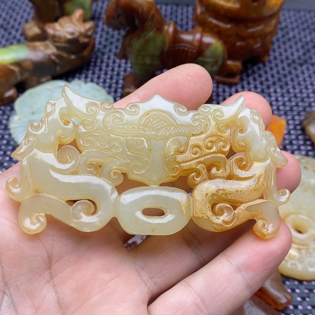 蛇纹石玉颈饰未镶嵌