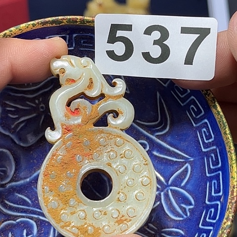 摆件瓷器是古代文化与传统绘画艺术之间