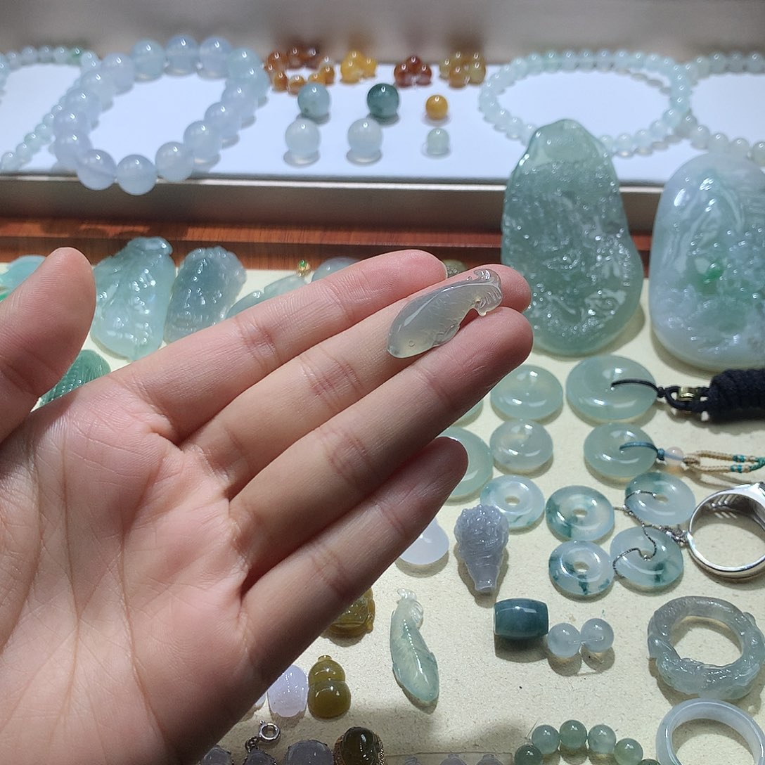 翡翠未镶嵌颈饰鱼