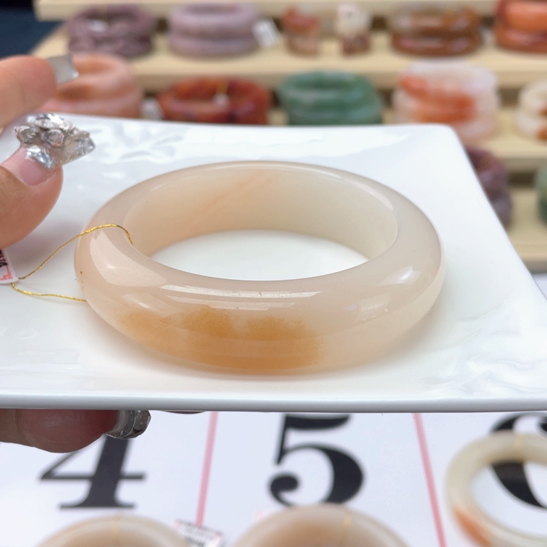 温***馨石英岩玉手镯未镶嵌