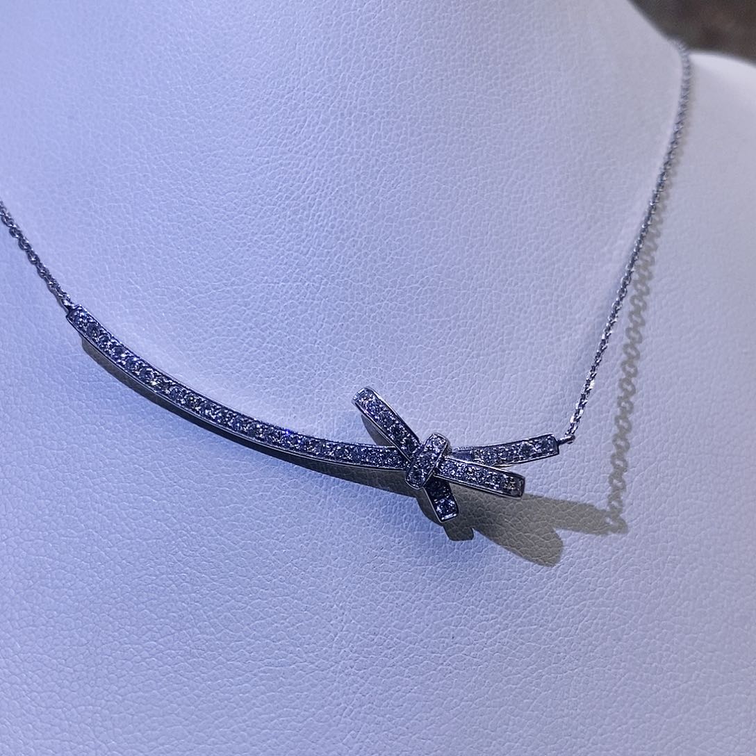 钻石颈饰18K金镶嵌满钻微笑蝴蝶项链k白