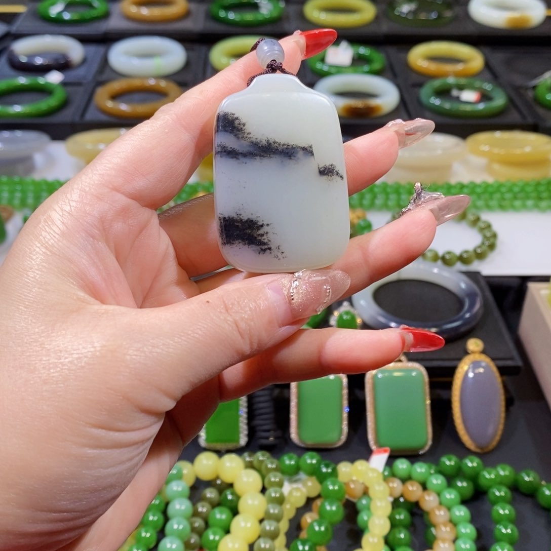 和田玉吊坠(赠链)未镶嵌寂***豆