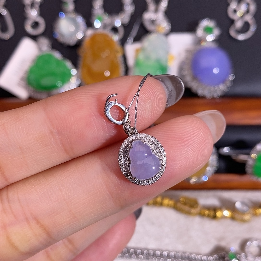 翡翠18K金镶嵌颈饰吊坠