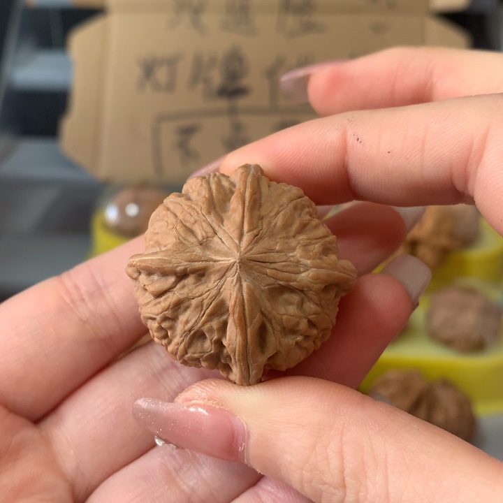 锦****文玩核桃吊坠异形单只，有瑕疵