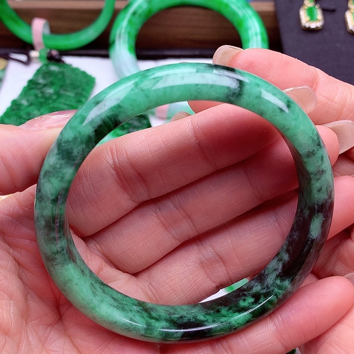 翡翠手镯未镶嵌翡翠