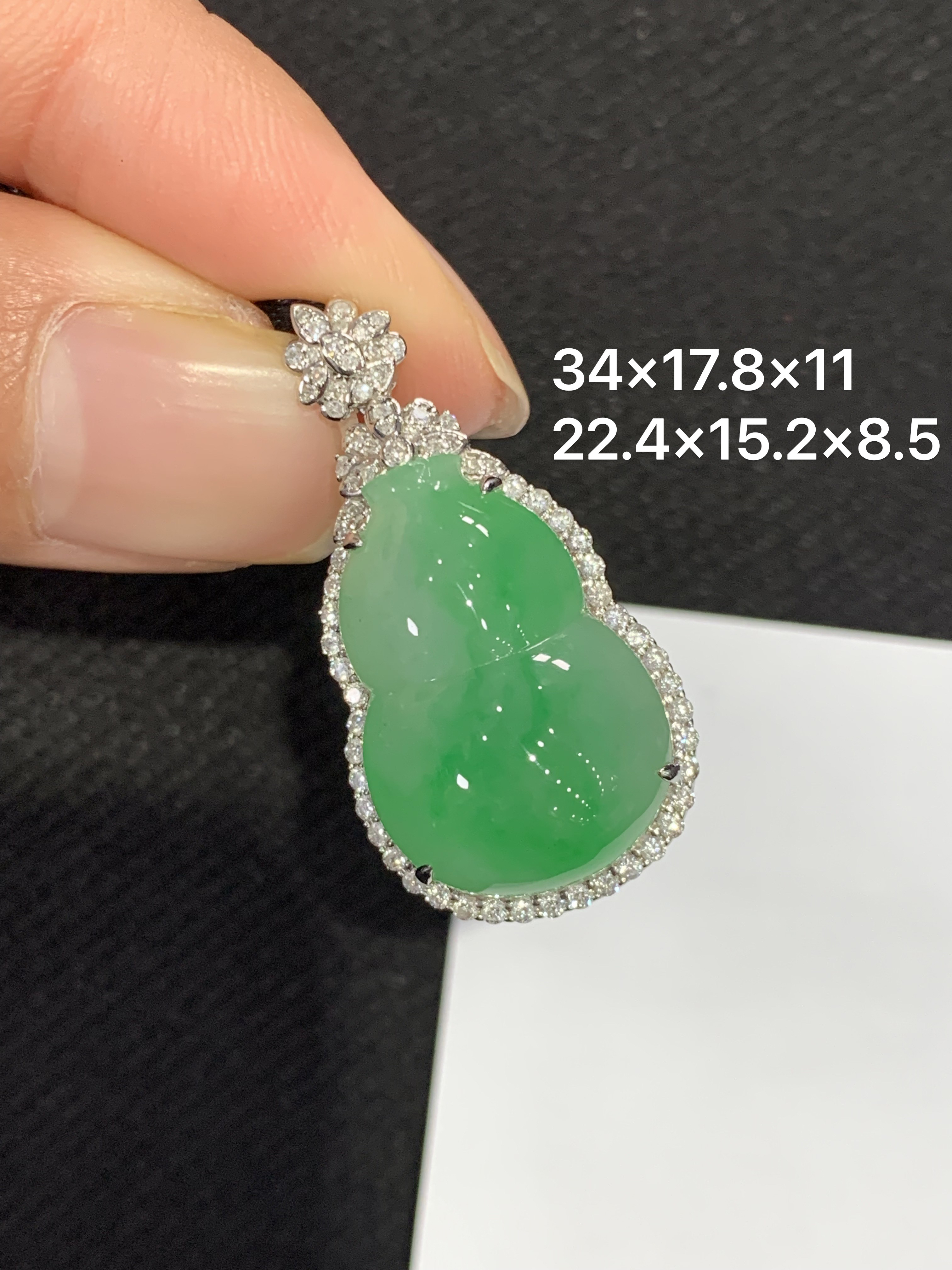 18K金镶嵌天然缅甸翡翠阳绿葫芦吊坠