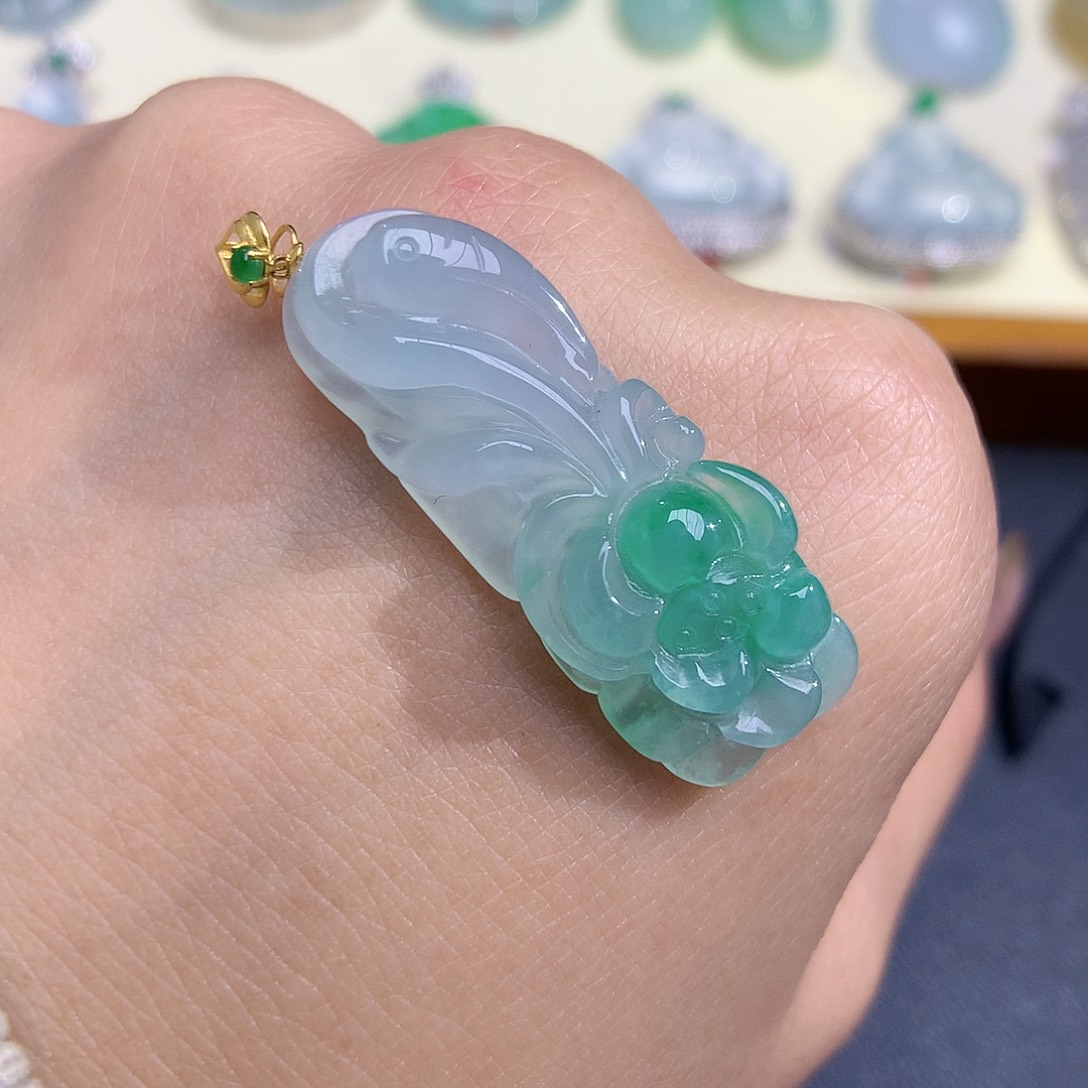 翡翠颈饰18K金镶嵌荷叶鱼