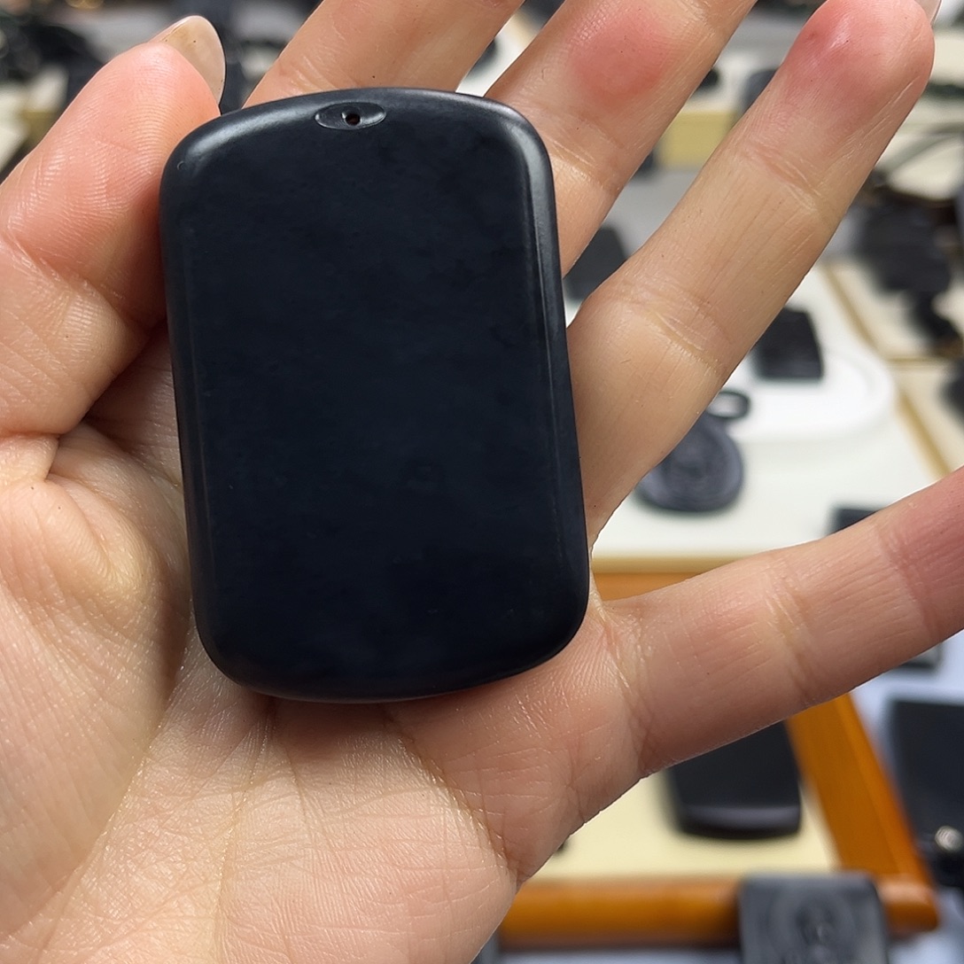 和田玉（墨玉）未镶嵌颈饰46面包羊脂意境82克