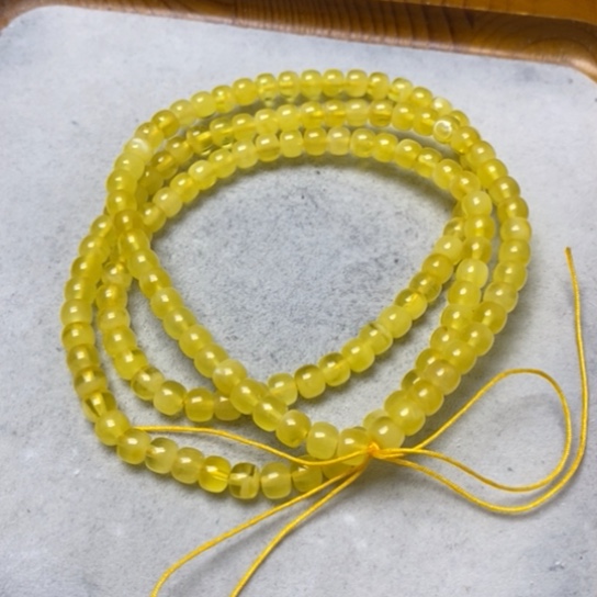 蜜蜡裸石未镶嵌串