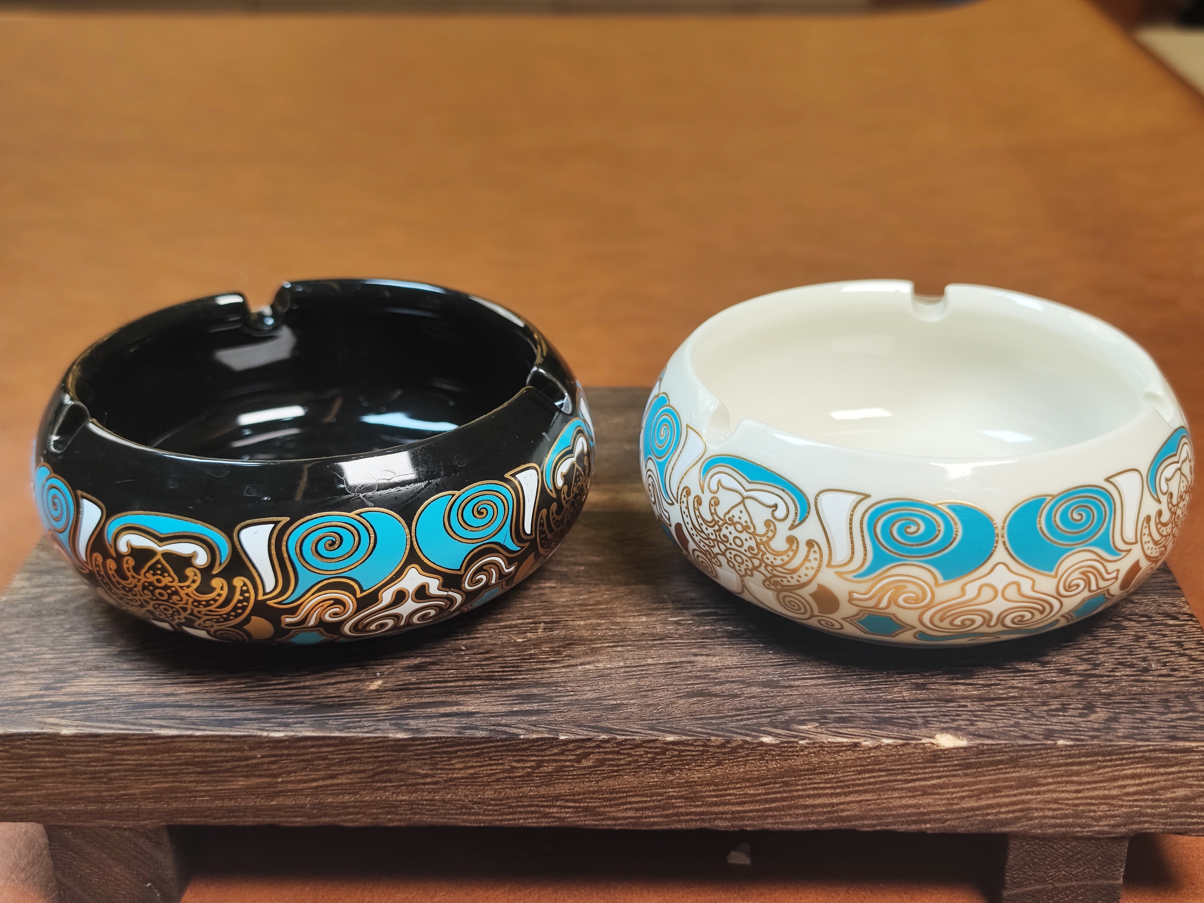 金银错脸谱烟灰缸黑白一对1921