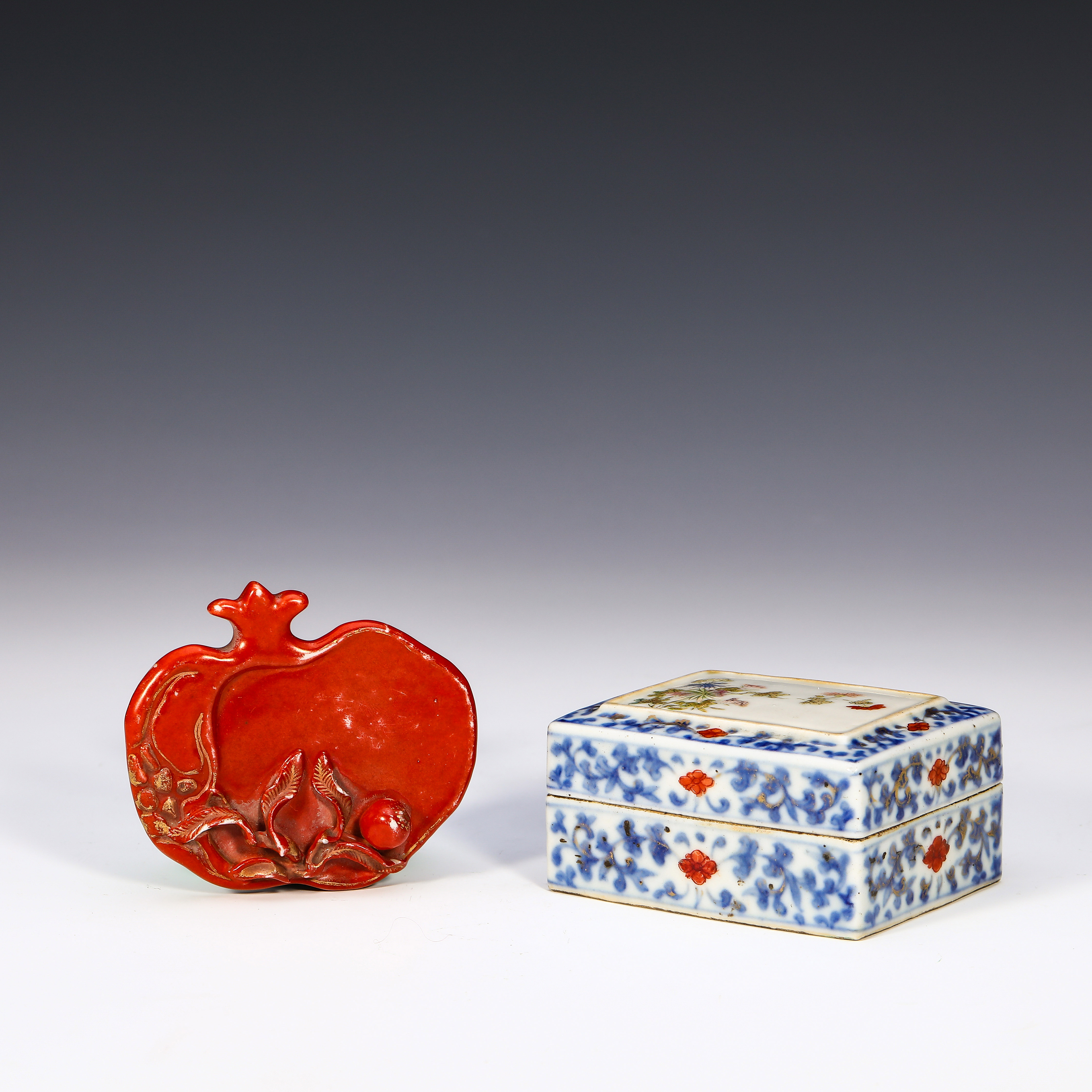 8994 清乾隆 珊瑚红石榴形笔舔、青花缠枝花卉盖盒