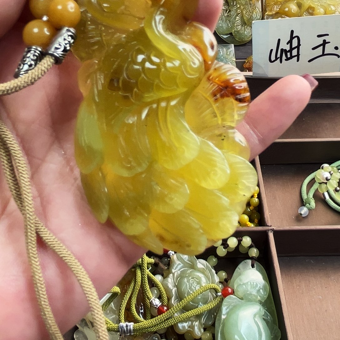 蛇纹石玉颈饰未镶嵌