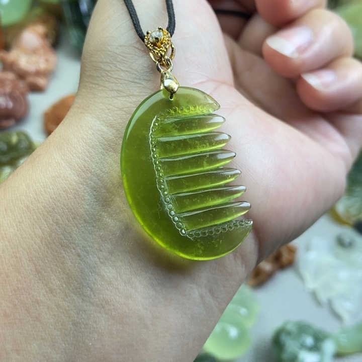 蛇纹石玉挂件未镶嵌