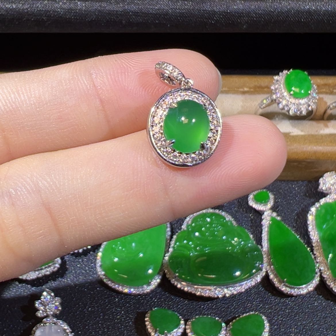 【闪购商品】颈饰18K金镶嵌翡翠