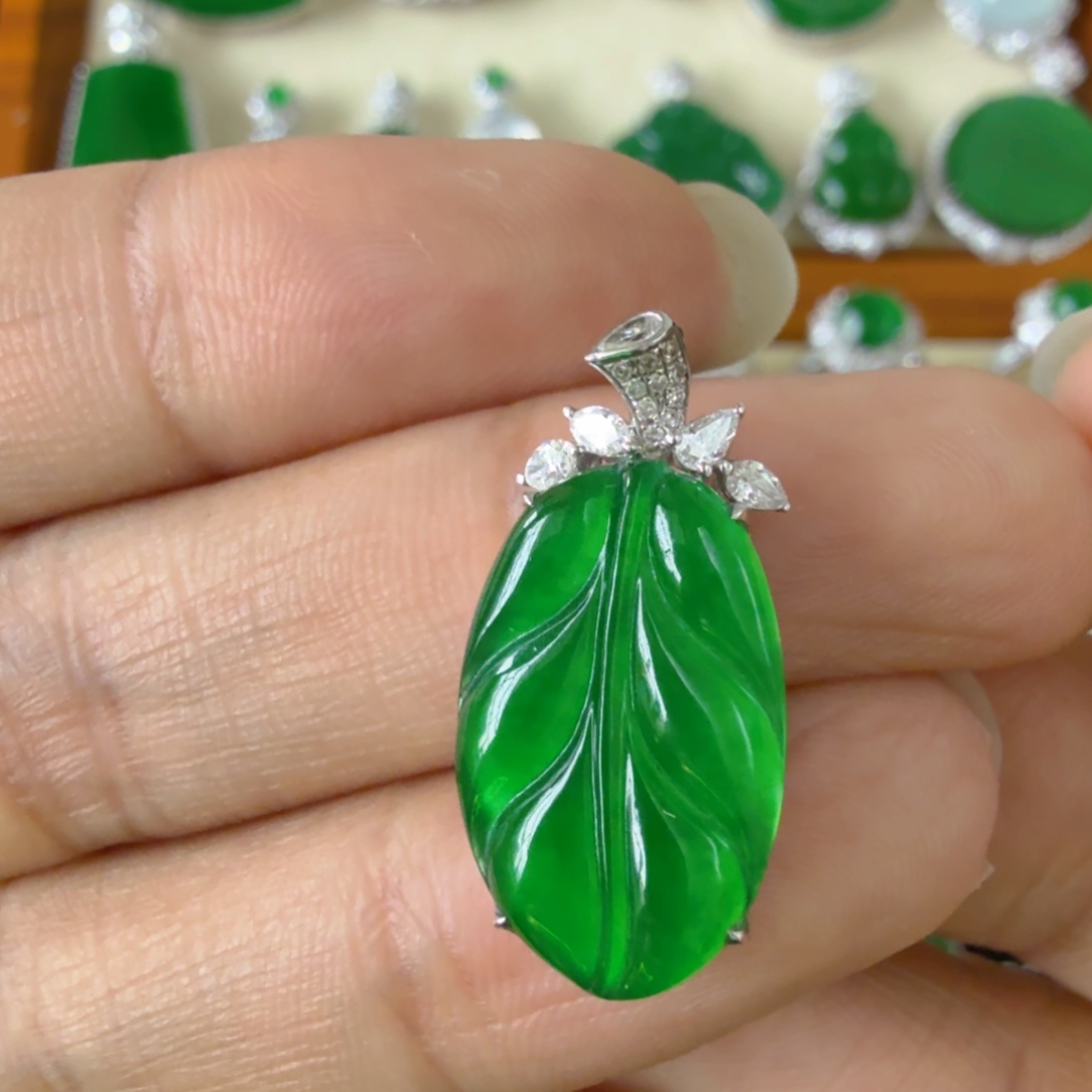 翡翠18K金镶嵌颈饰吊坠