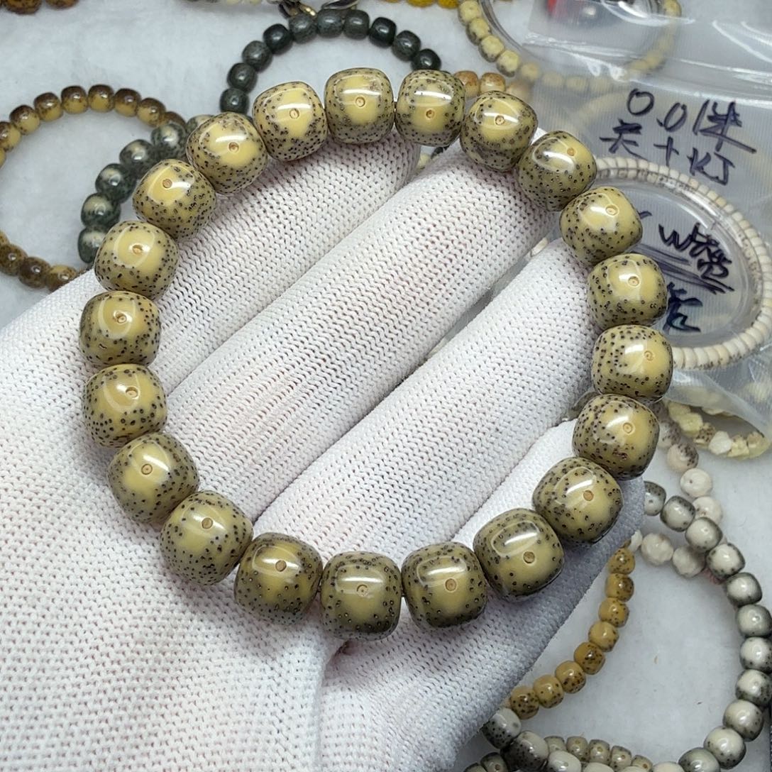 吊坠星月菩提绿包白大眼