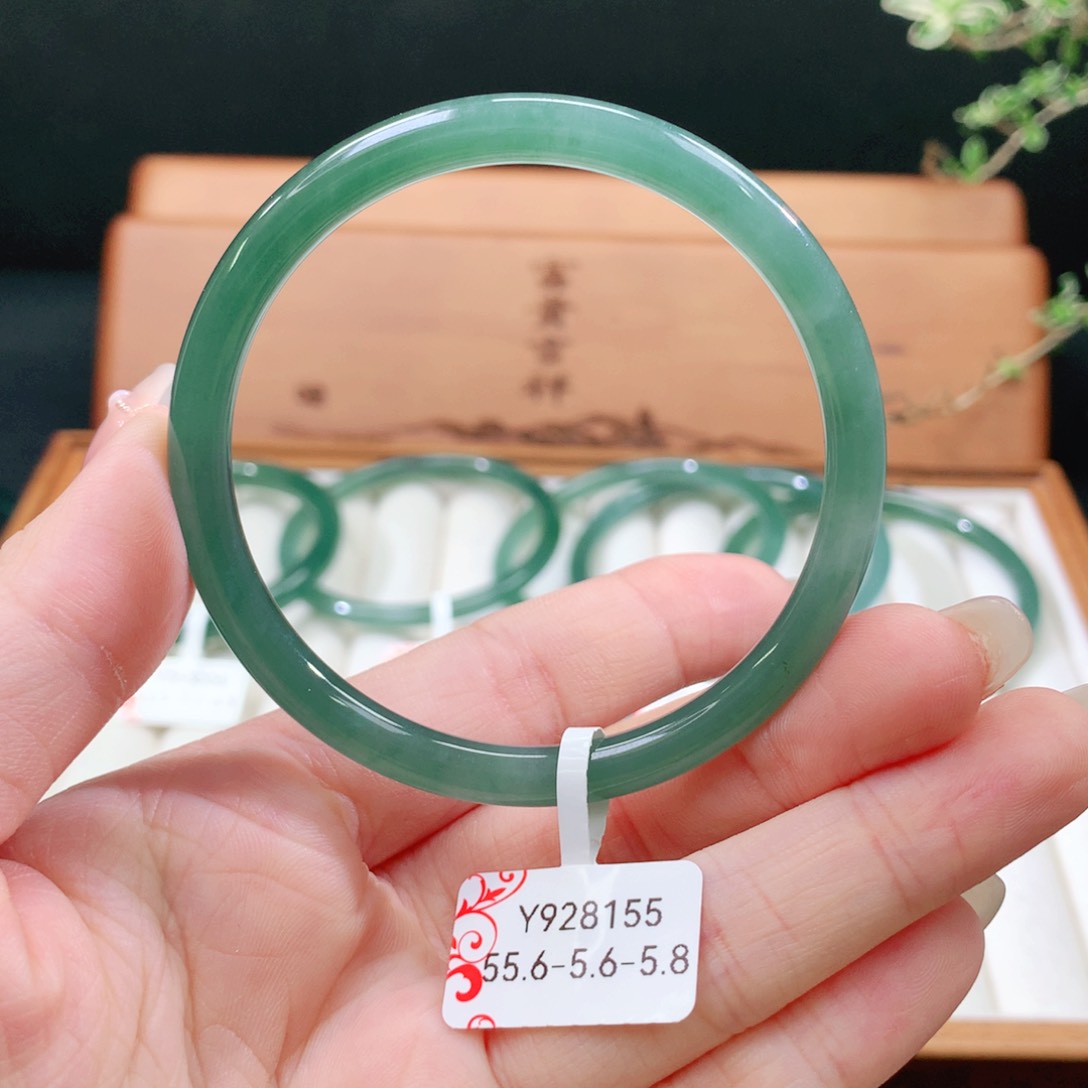 翡翠手镯未镶嵌天然