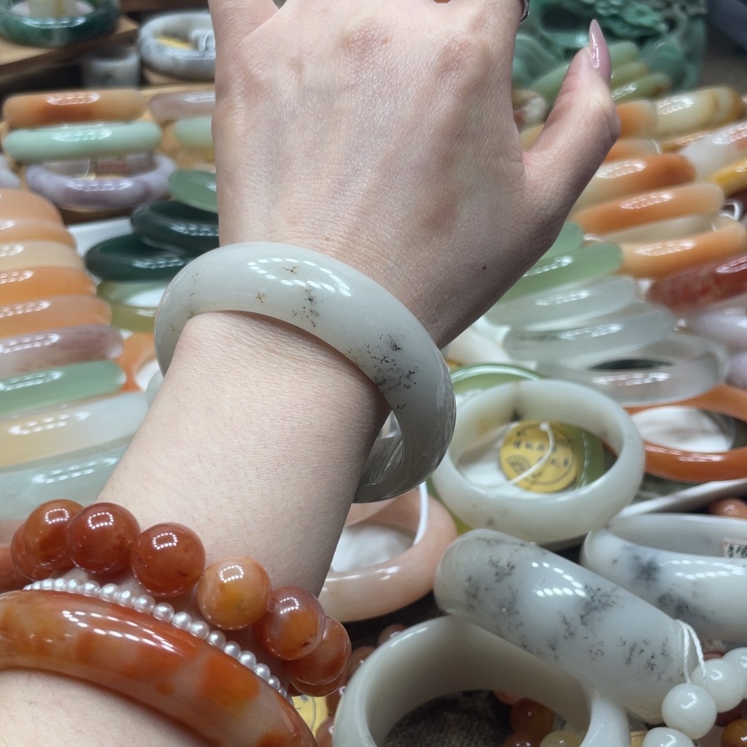 石英质玉手镯未镶嵌云*姐