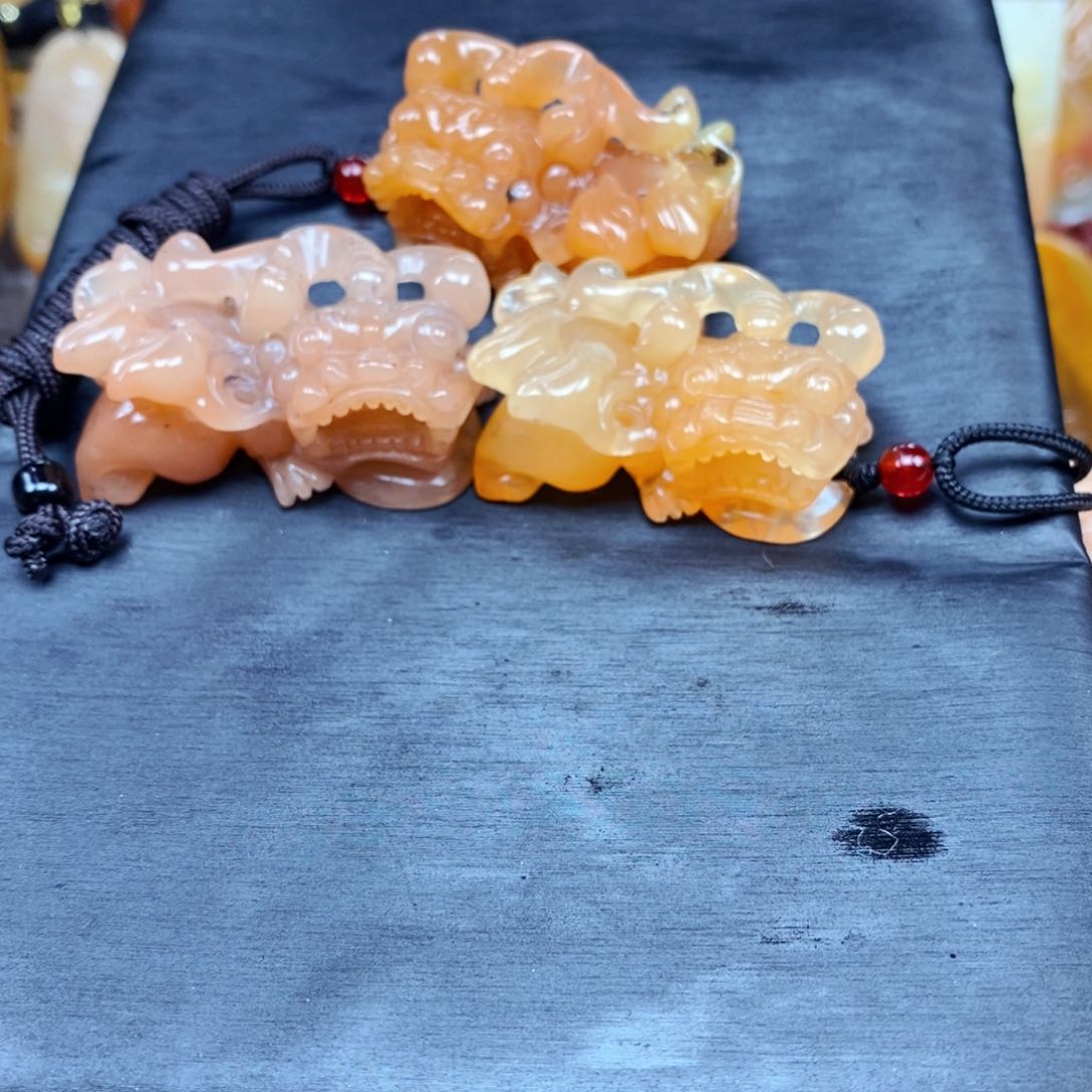 石英质玉（黄龙玉）颈饰未镶嵌