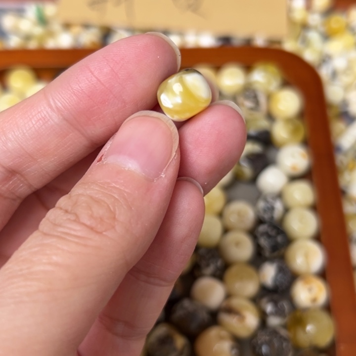 蜜蜡未镶嵌裸石9.9mm一个