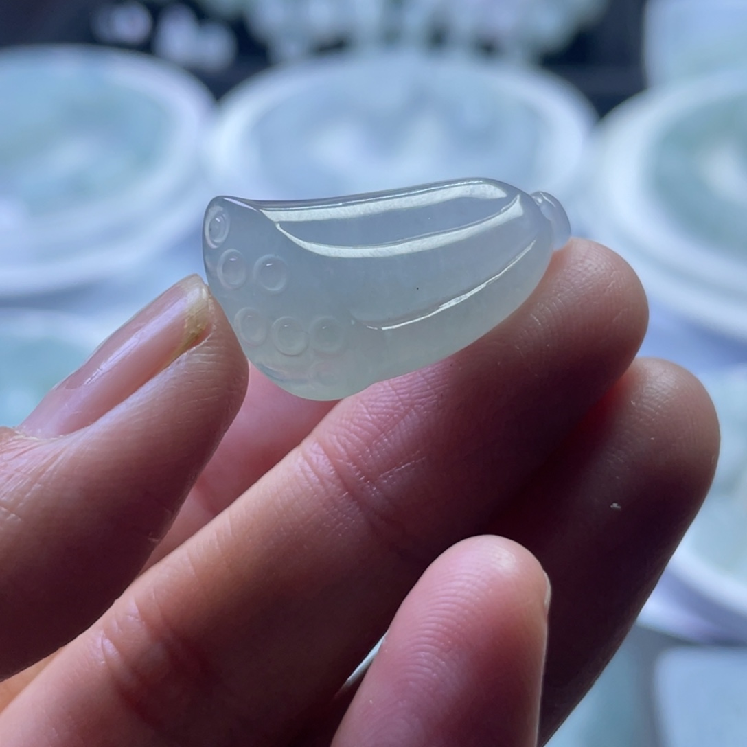 翡翠未镶嵌颈饰莲蓬