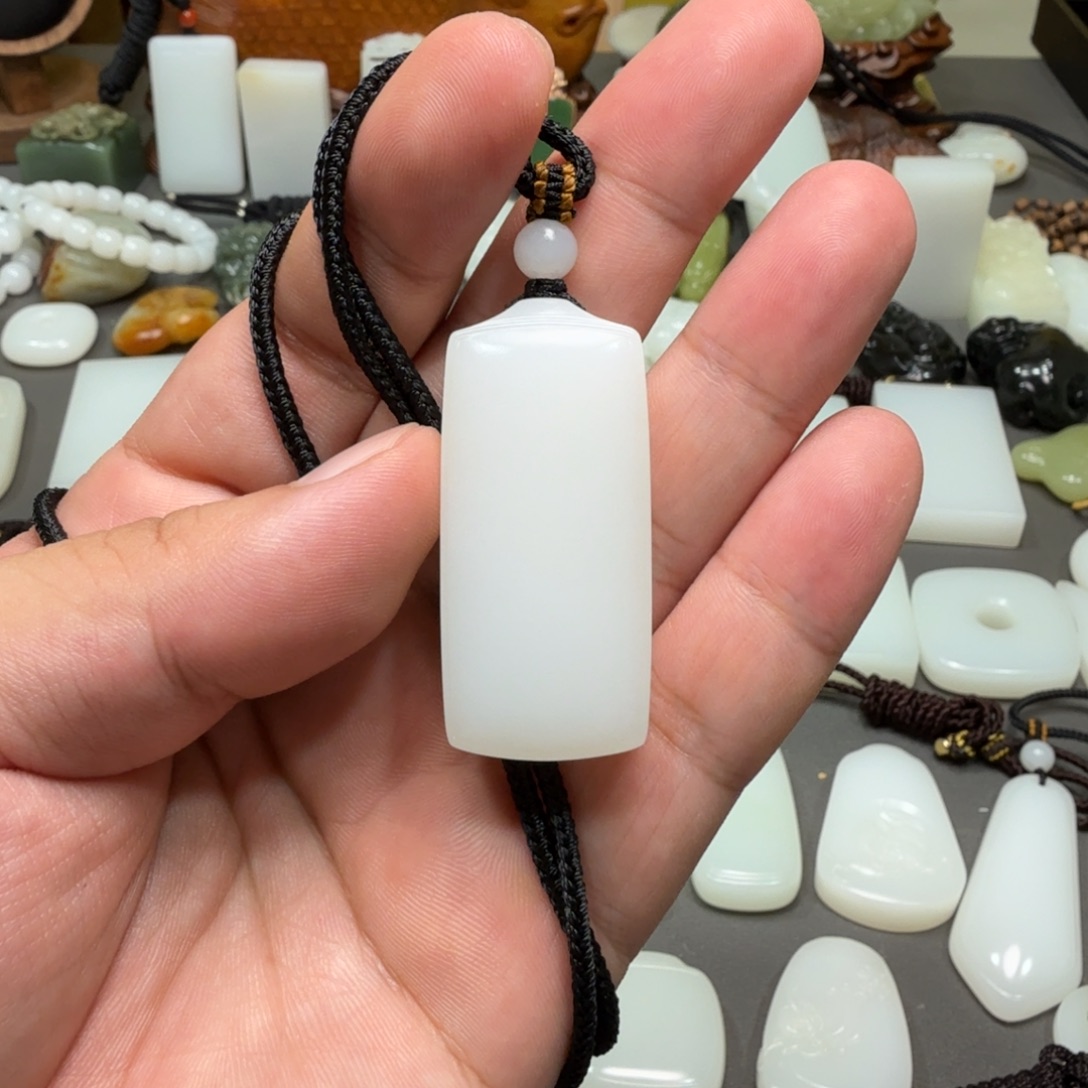 和田玉未镶嵌吊坠(赠链)