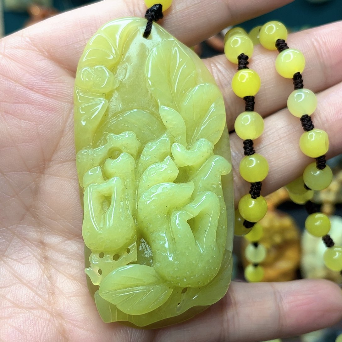 蛇纹石玉颈饰未镶嵌