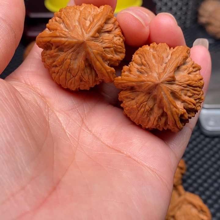 文玩核桃吊坠多****?文山奔