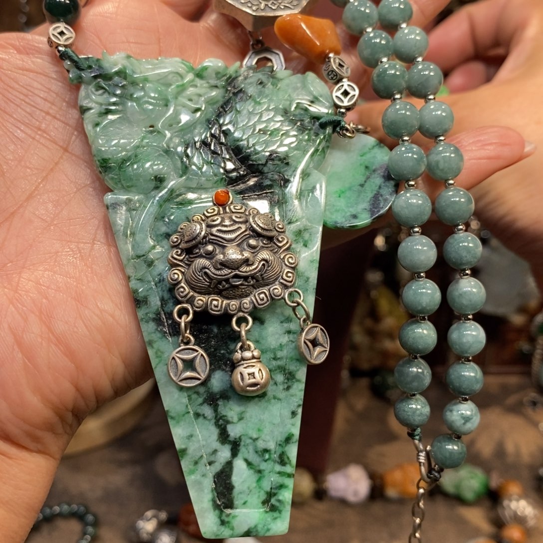 翡翠吊坠(赠链)未镶嵌