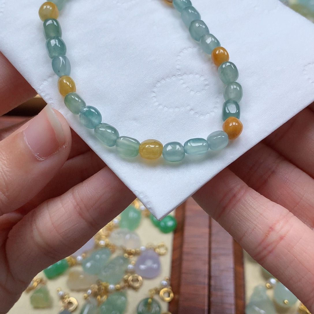 翡翠未镶嵌颈饰是