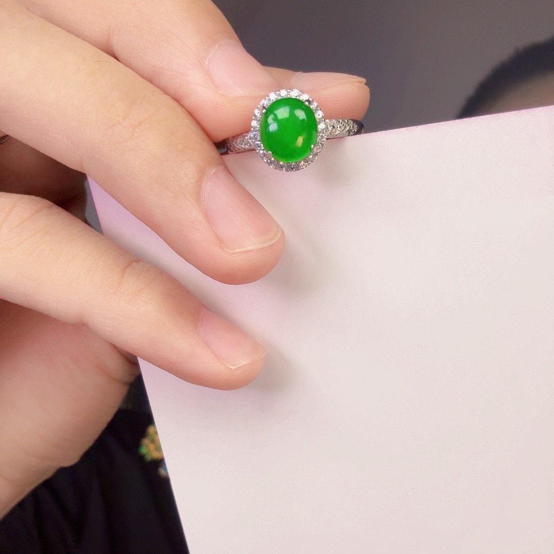 翡翠未镶嵌颈饰一件