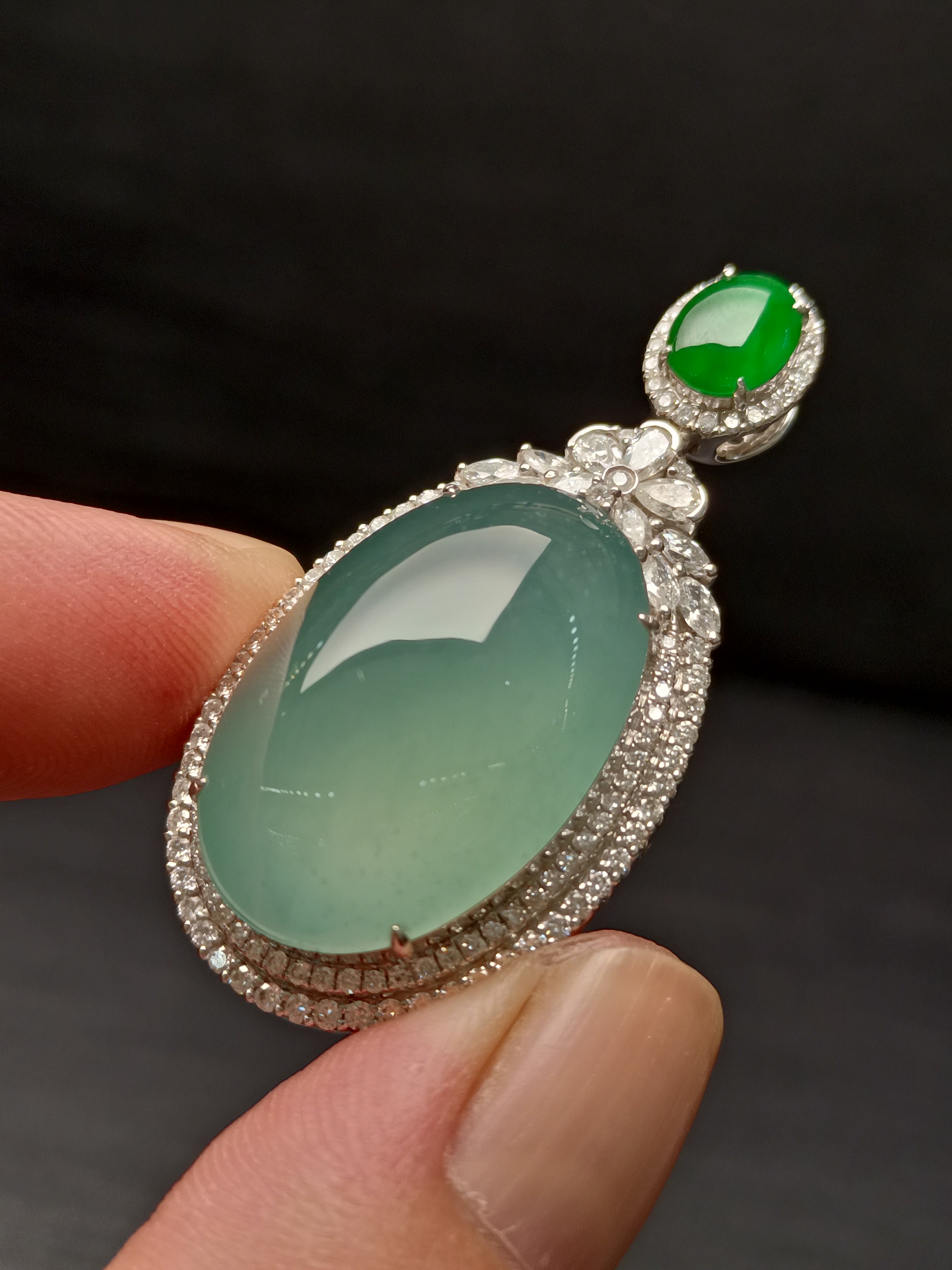 高冰翡翠鸽子蛋金镶挂件