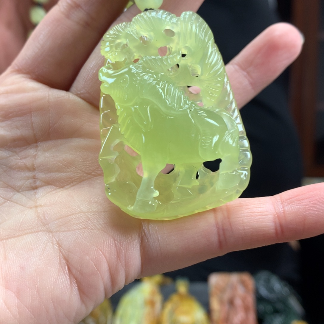 蛇纹石玉未镶嵌颈饰