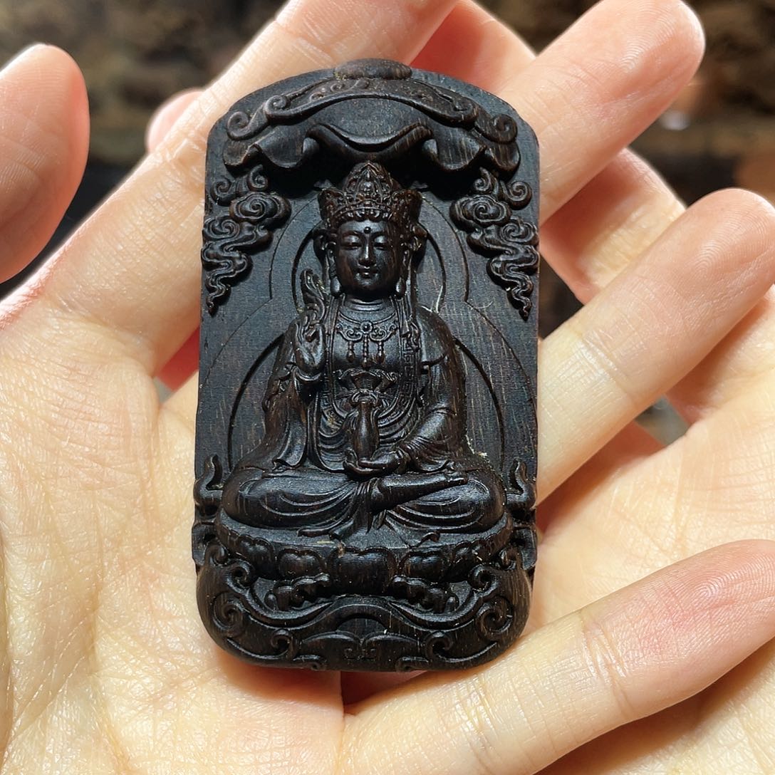 【闪购商品】沉香木吊坠小***姐越南富森红土玉化沉香