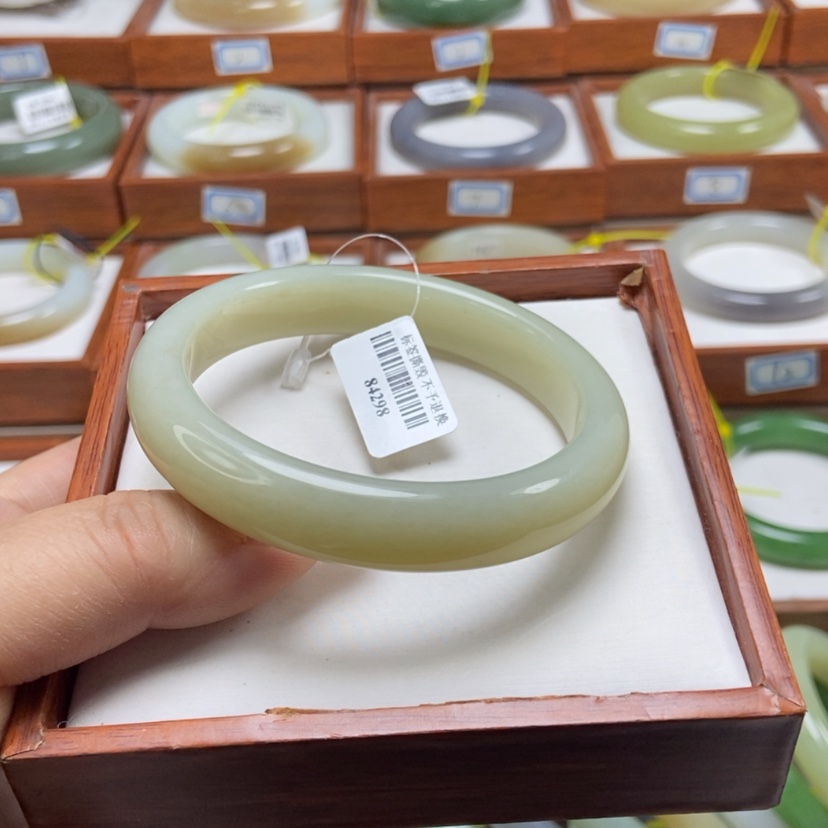 【闪购商品】和田玉手镯未镶嵌59