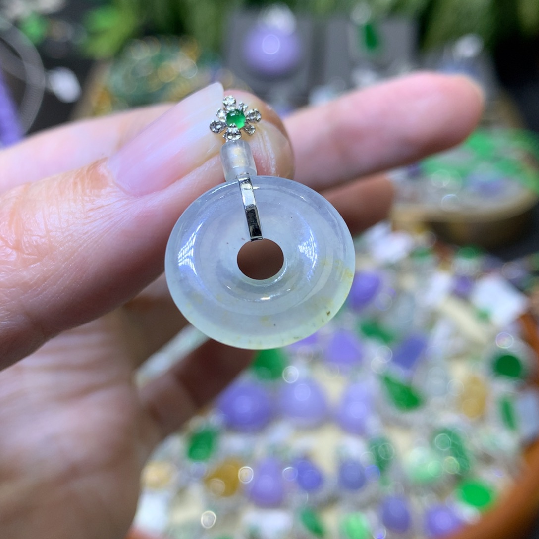 颈饰18K金镶嵌翡翠