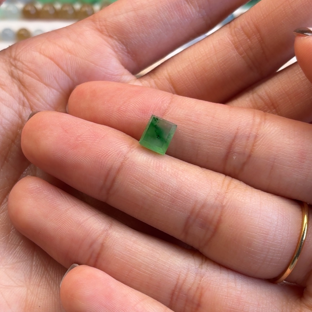 翡翠散珠冰透飘绿切割