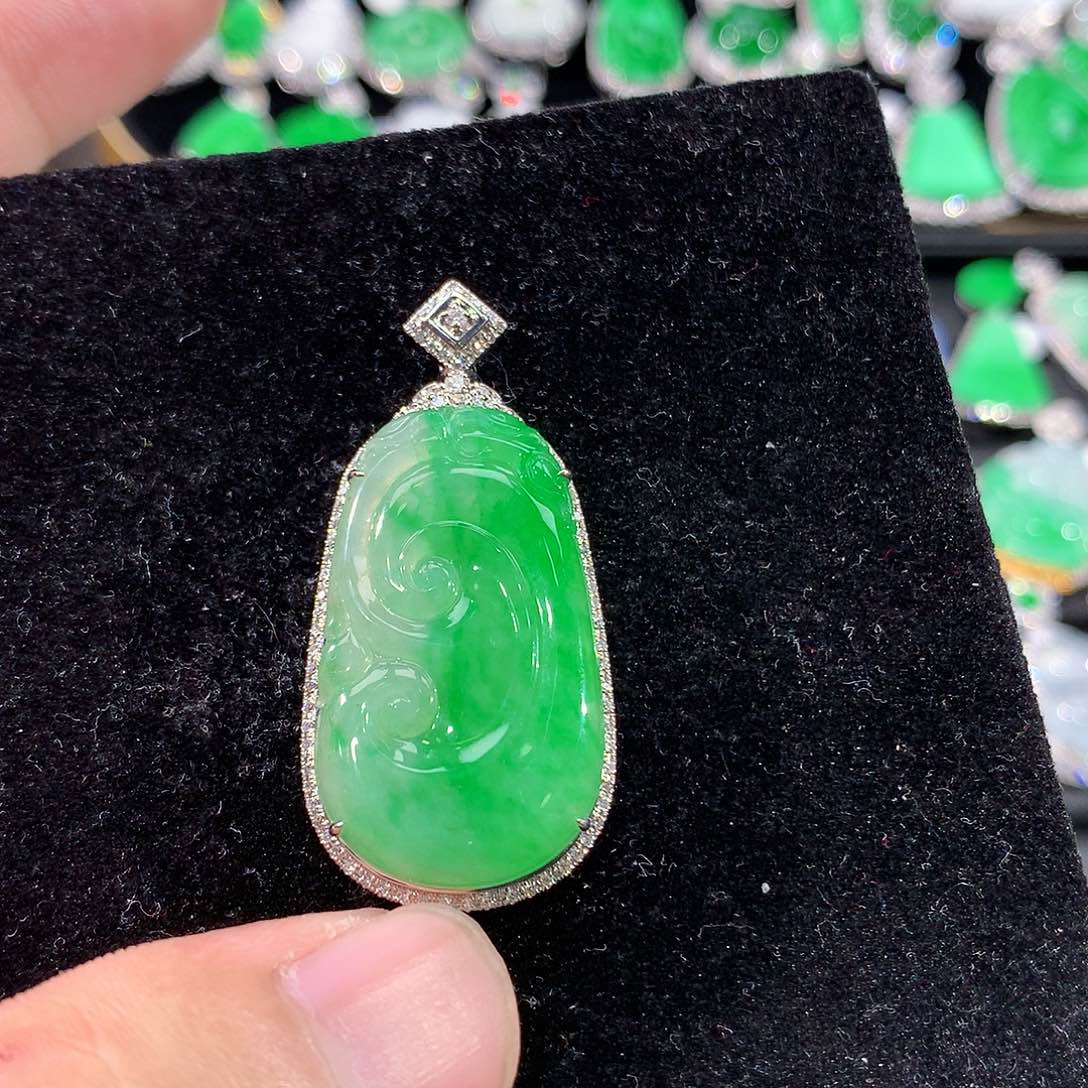 翡翠18K金镶嵌颈饰