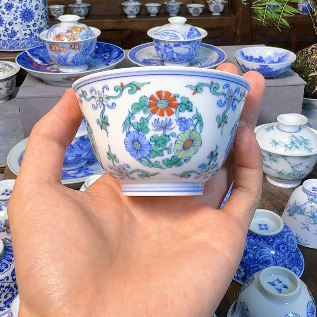 明逸堂斗彩团菊主人杯