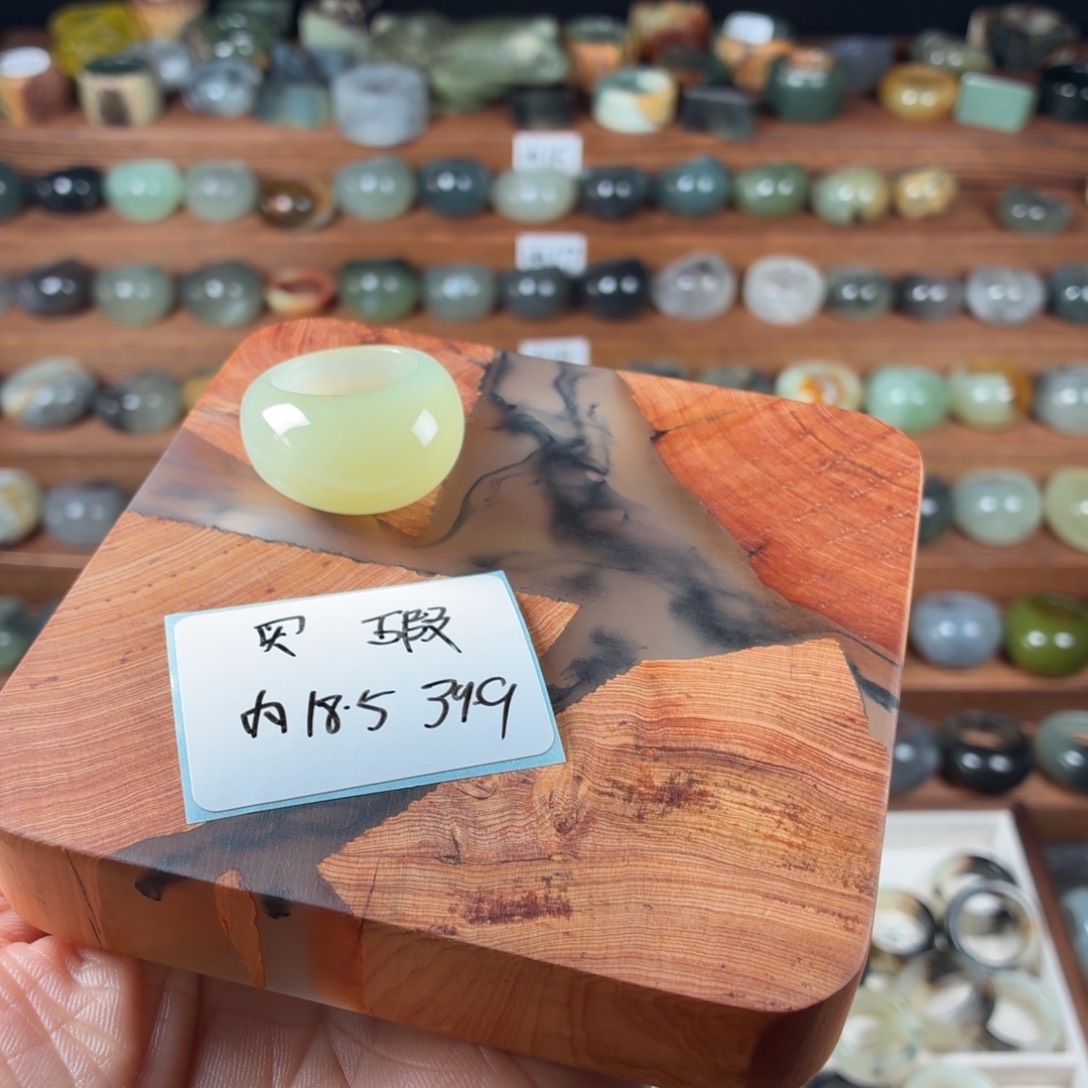 买***提蛇纹石玉未镶嵌戒指