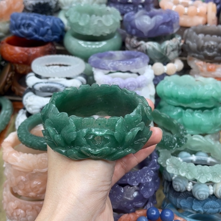 云***石英岩玉未镶嵌手镯