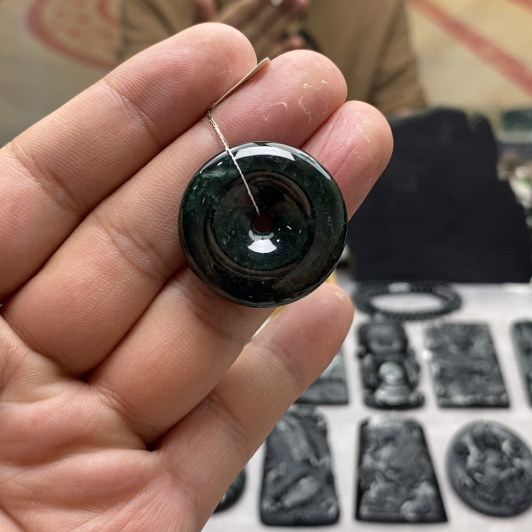 翡翠未镶嵌颈饰平安扣