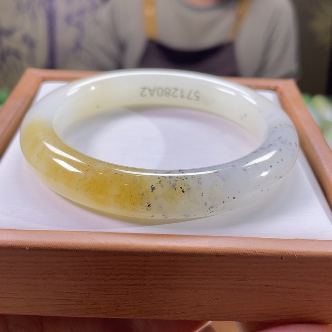 陈****和田玉未镶嵌手镯57圈