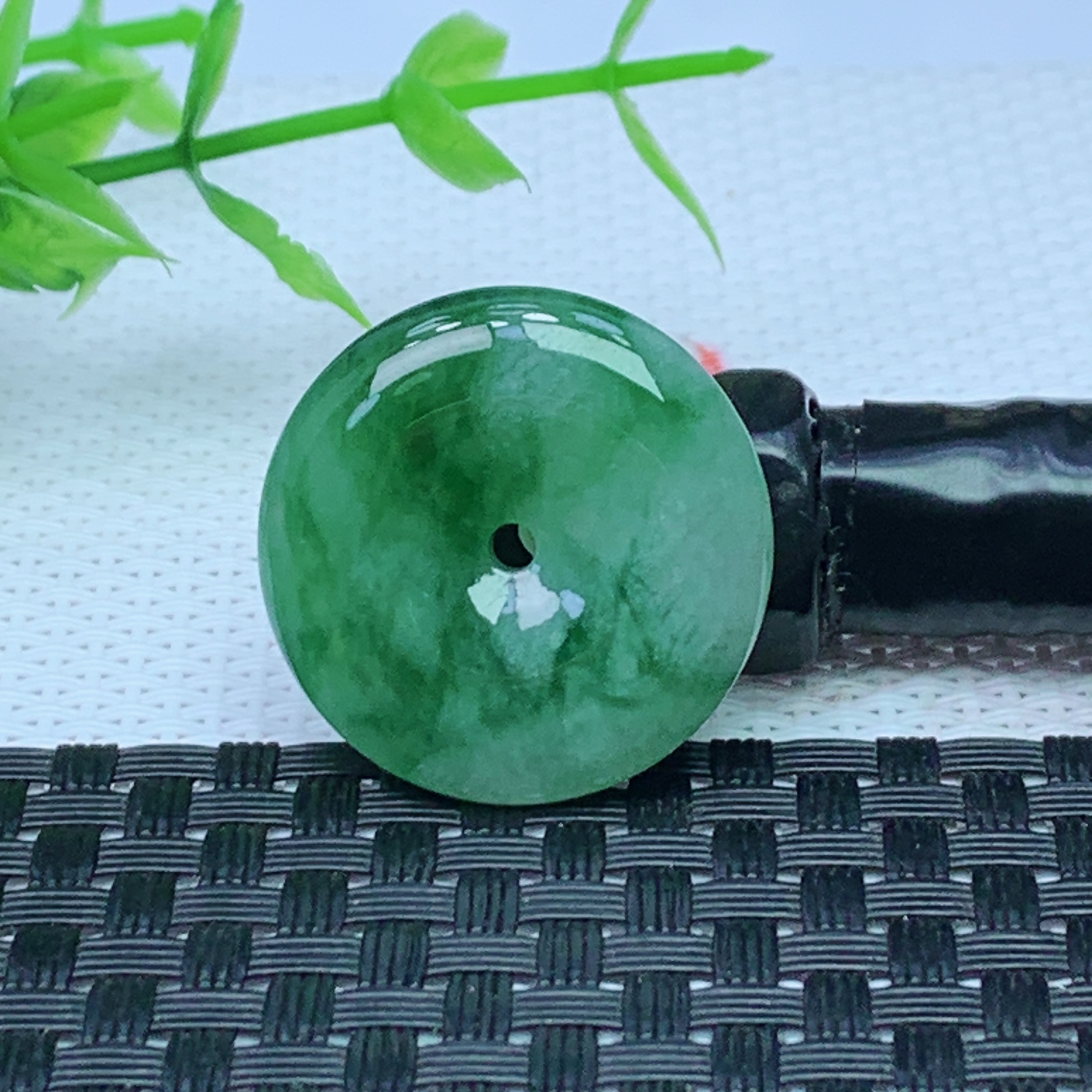 缅甸天然A货翡翠 飘绿平安扣吊坠 尺寸；25.5*5.6mm