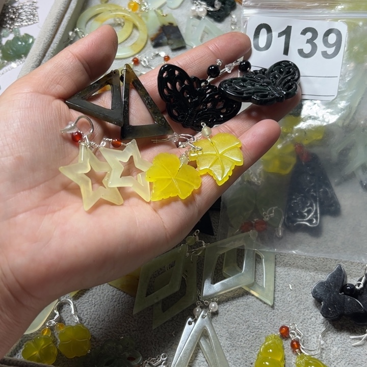 阿***叶蛇纹石玉合金耳饰